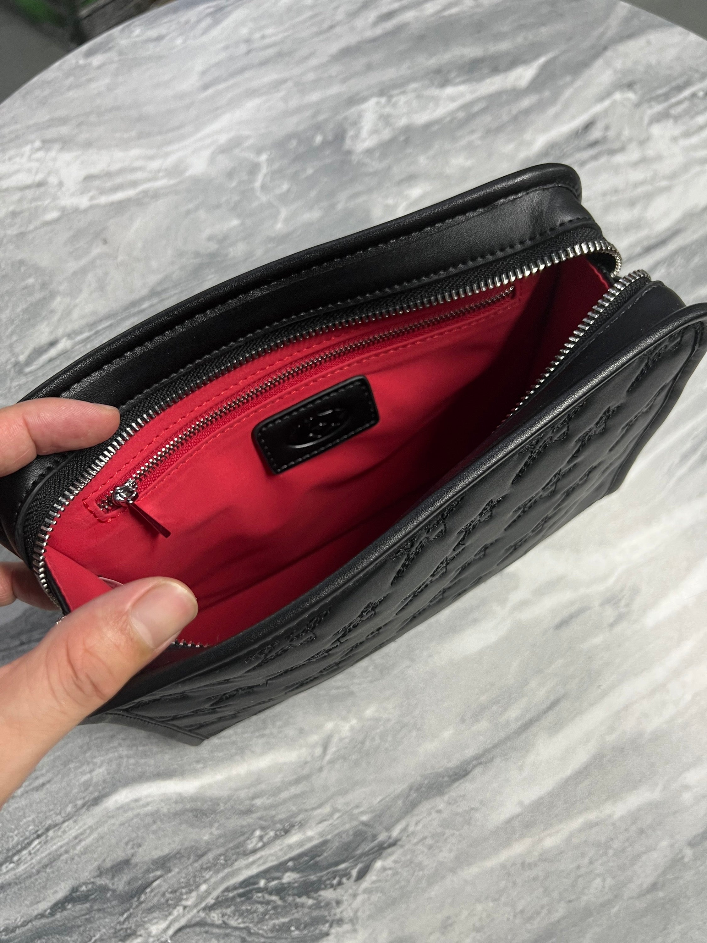 UNISEX STARK HAND POUCH